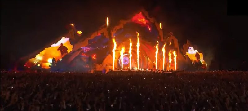 astroworld2 Something Extremely Dark Happened at Travis Scott's Deadly "Astroworld" Festival