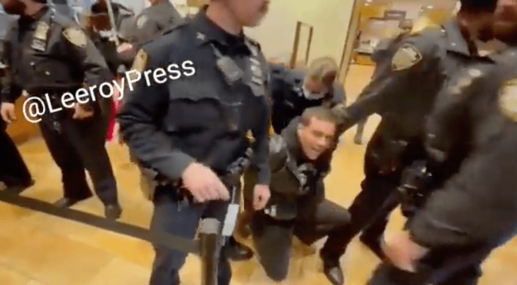 Army Vet Swarmed by Cops, Arrested and Jailed Over Ordering Food Without a Vax Pass (Video)